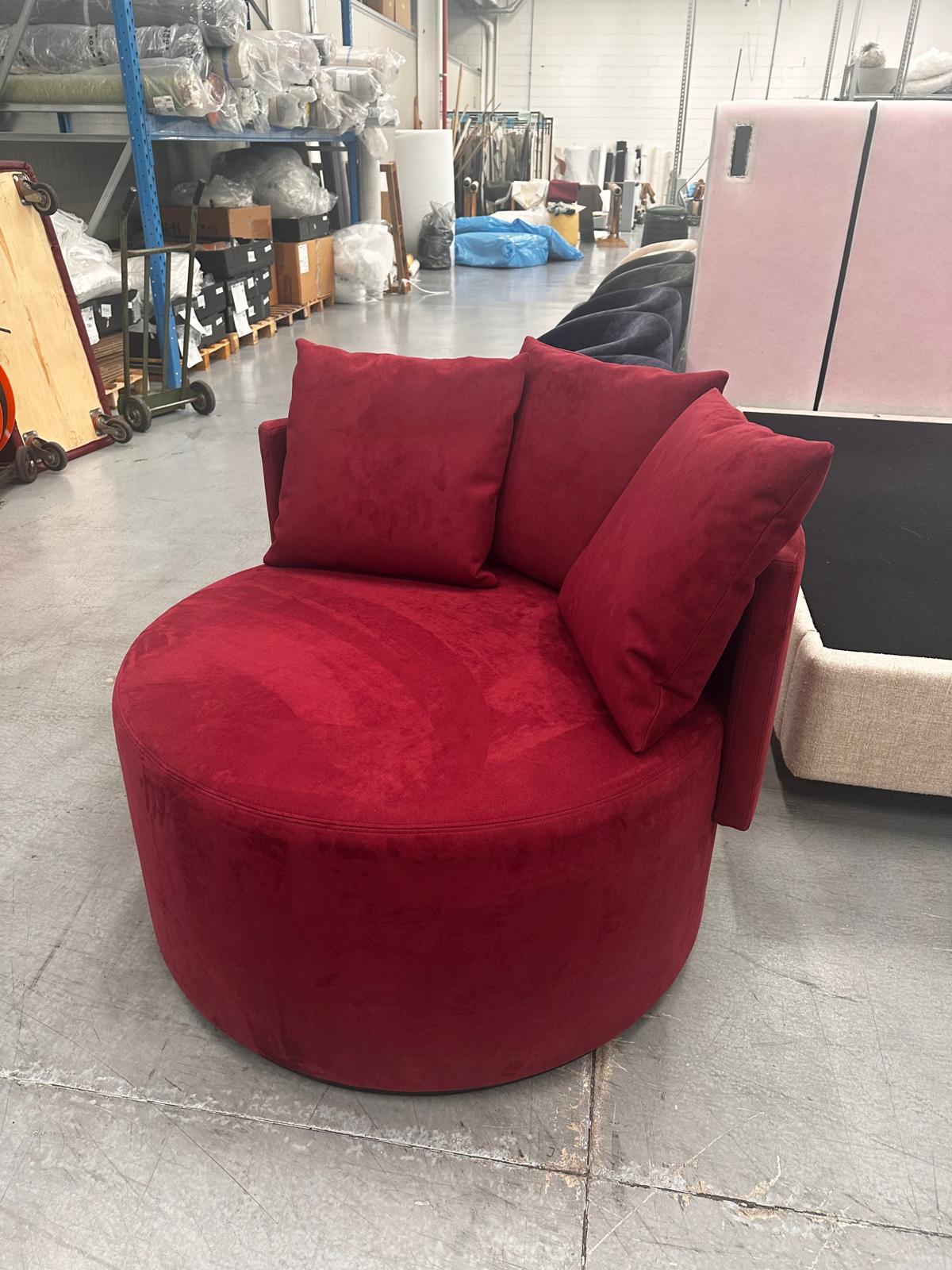 Poltrona completata in tessuto rosso